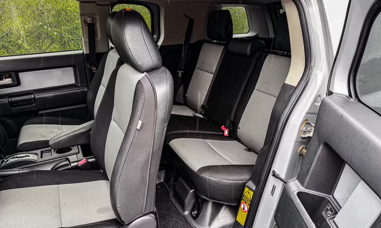 2013 Toyota FJ Cruiser — Photo 11